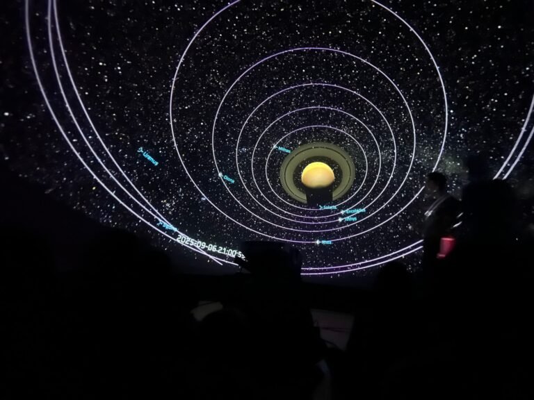Exploring Saturn inside the planetarium