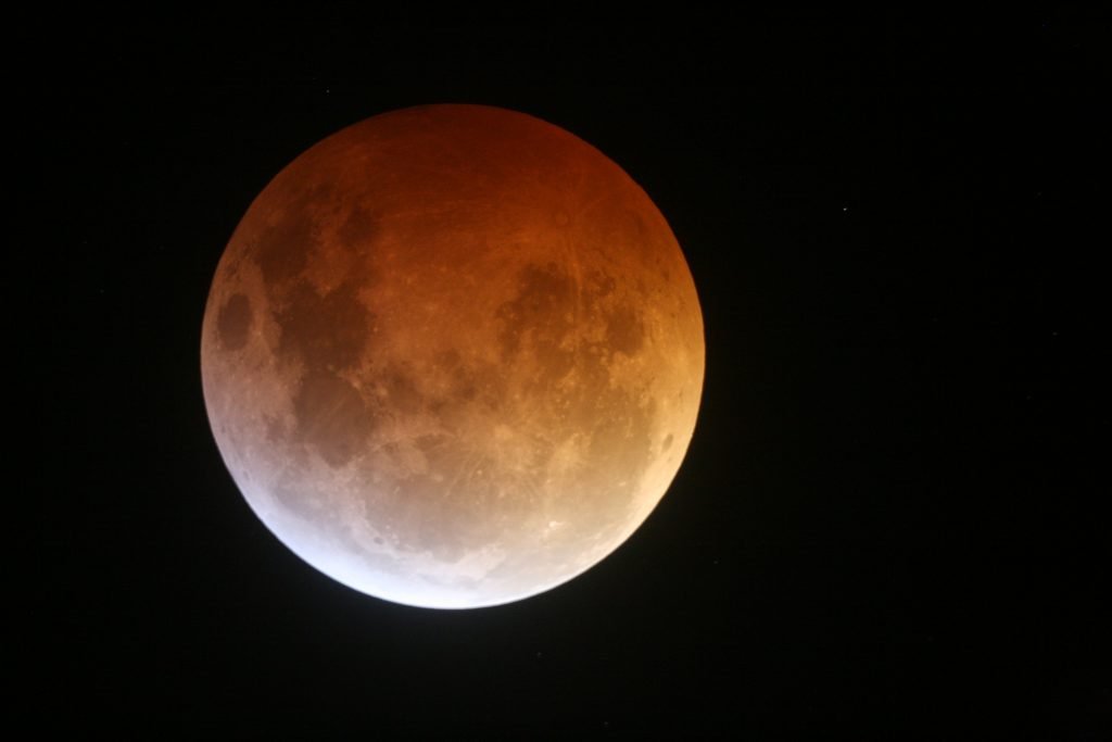 Частное лунное затмение. National Geographic лунное затмение. Eclipse Venus lua 2021. Какая самая самая долгая Луна.